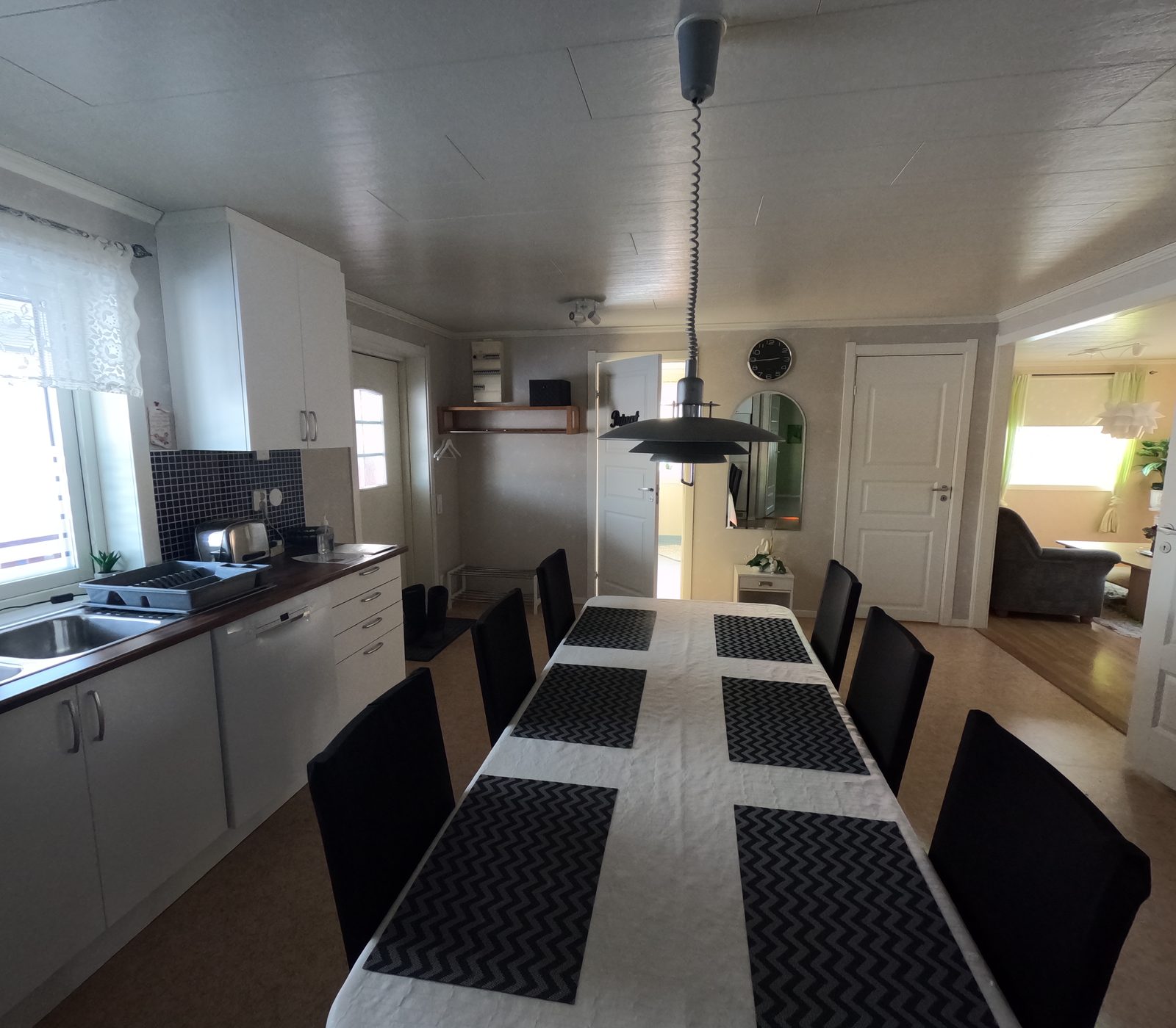 Kök och matplats i lägenheten på Stations Hotellet i Öjebyn