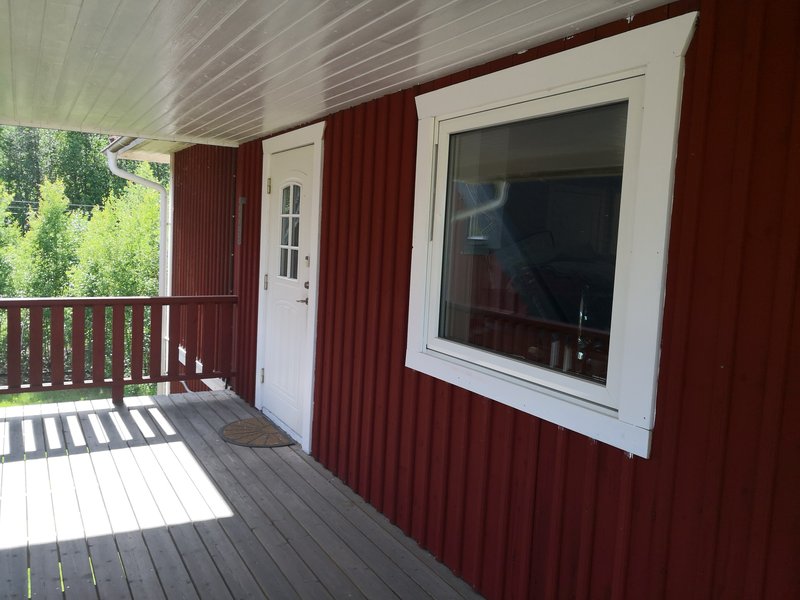 Egen entré med sommarveranda — den röda järnvägsstationsbyggnaden