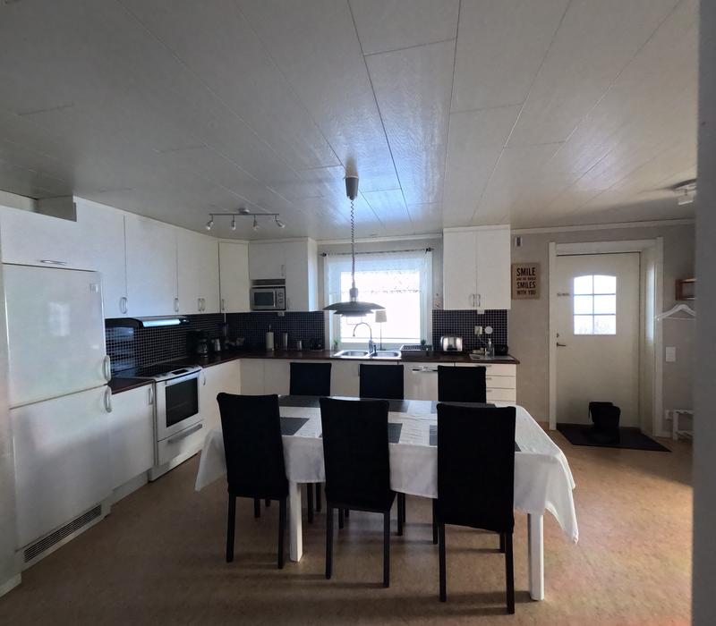 Fully equipped kitchen with dining table